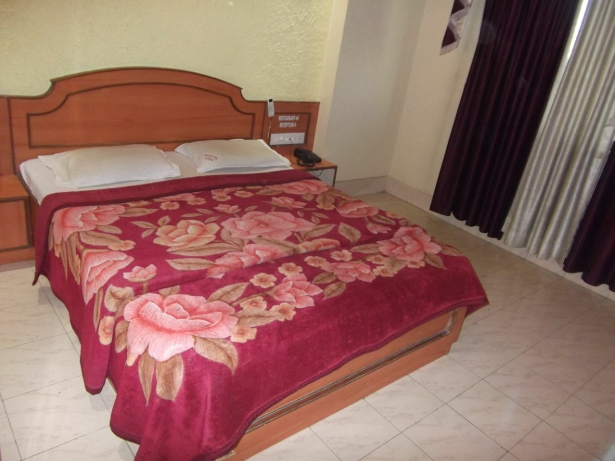 פונה Hotel Ravikant מראה חיצוני תמונה