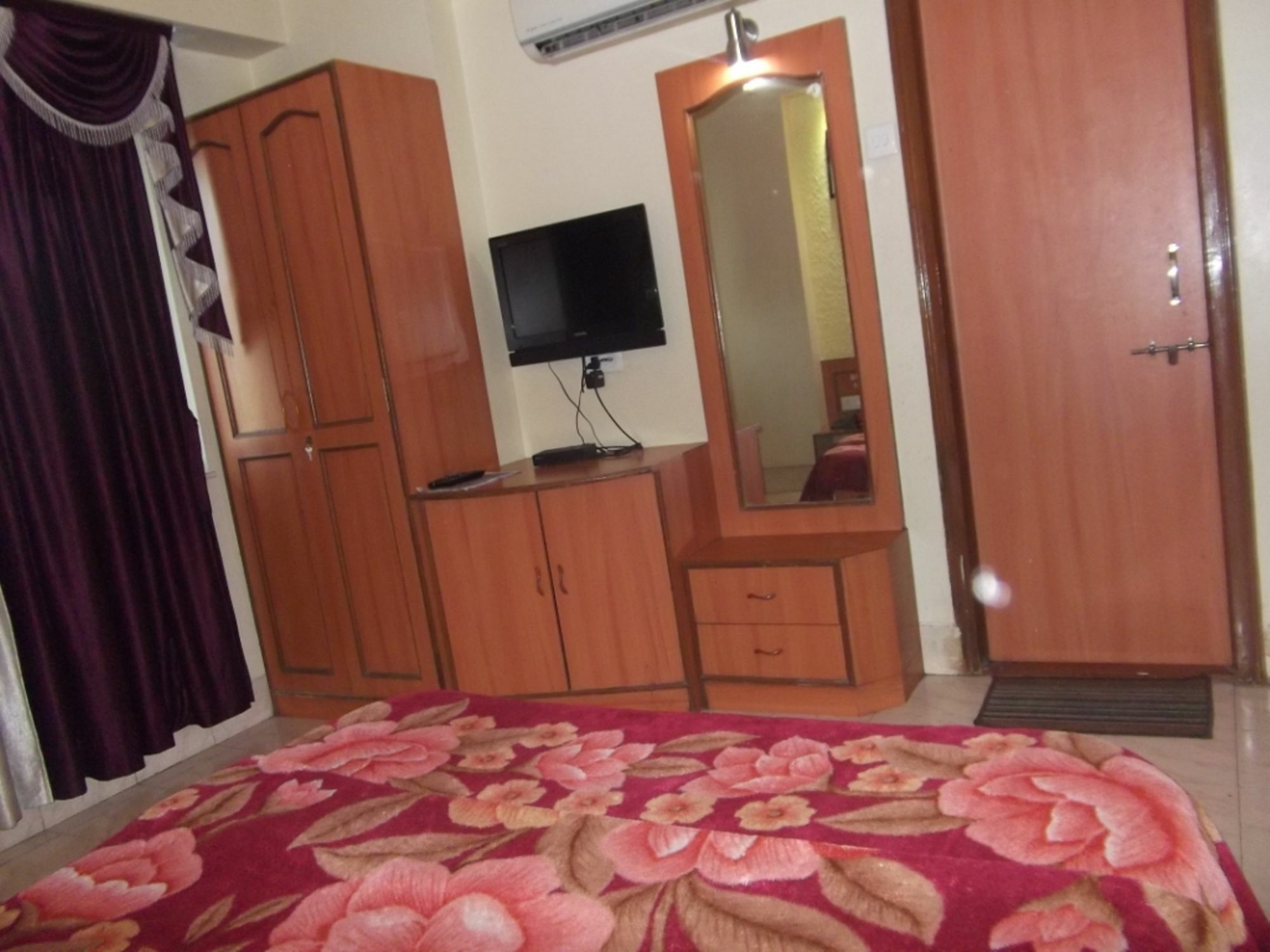 פונה Hotel Ravikant מראה חיצוני תמונה