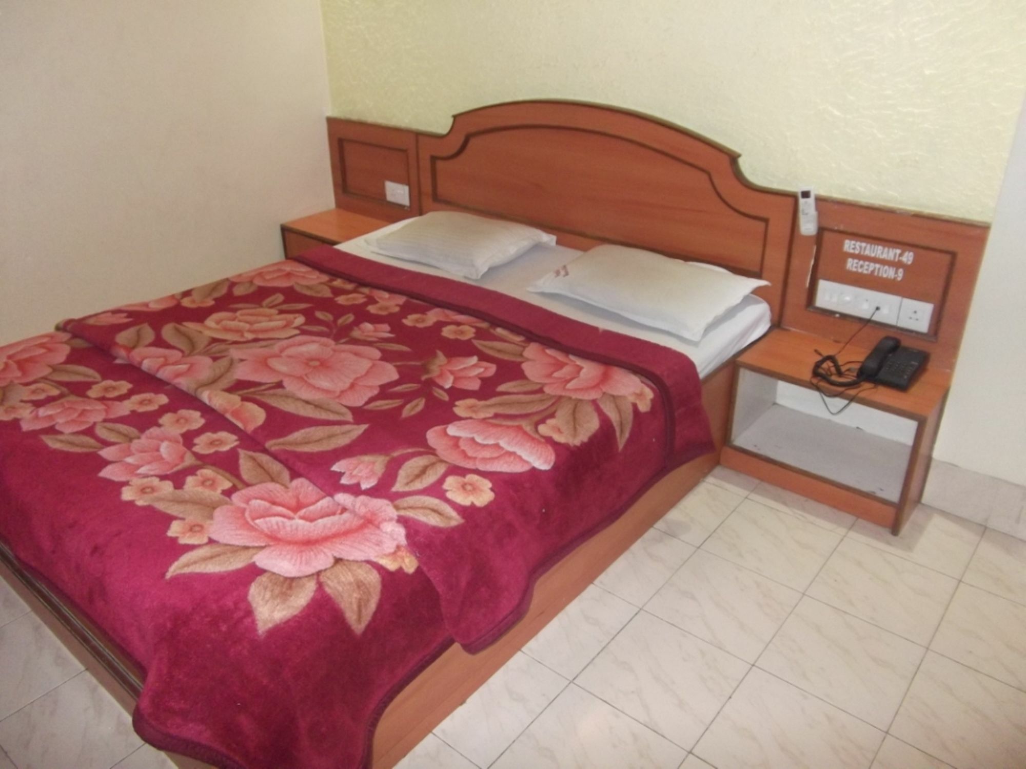 פונה Hotel Ravikant מראה חיצוני תמונה